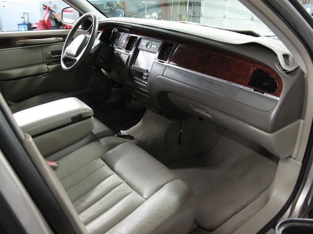 2003 Lincoln Town Car - Image 9 of 21