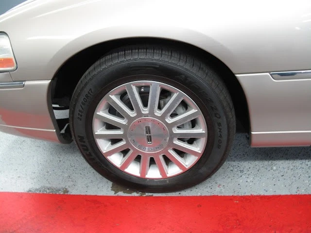2003 Lincoln Town Car - Image 14 of 21