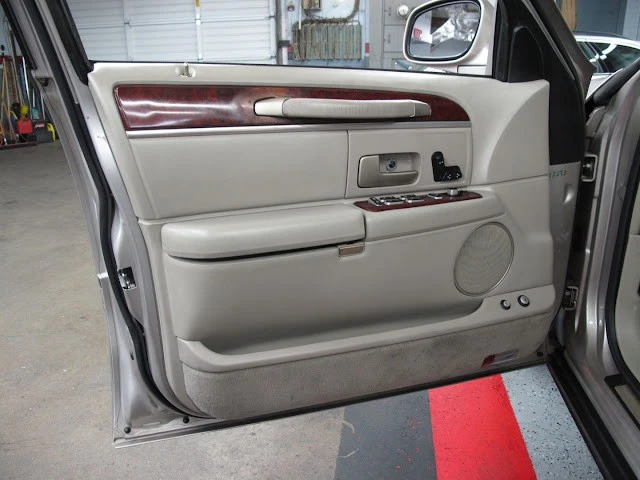 2003 Lincoln Town Car - Image 6 of 21
