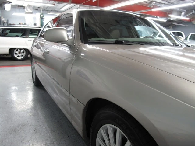 2003 Lincoln Town Car - Image 10 of 21