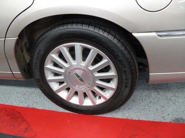 2003 Lincoln Town Car - Image 16 of 21