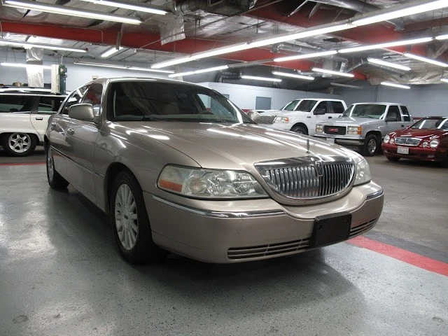 2003 Lincoln Town Car - Image 8 of 21