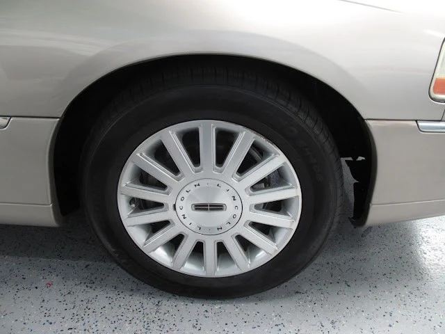 2003 Lincoln Town Car - Image 18 of 21