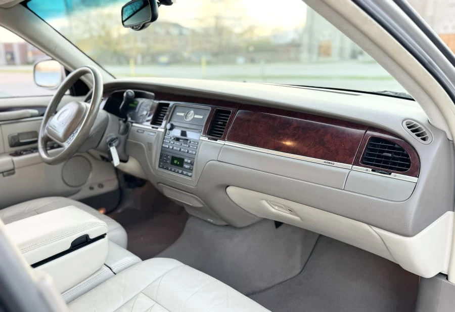 2003 Lincoln Town Car - Image 15 of 29