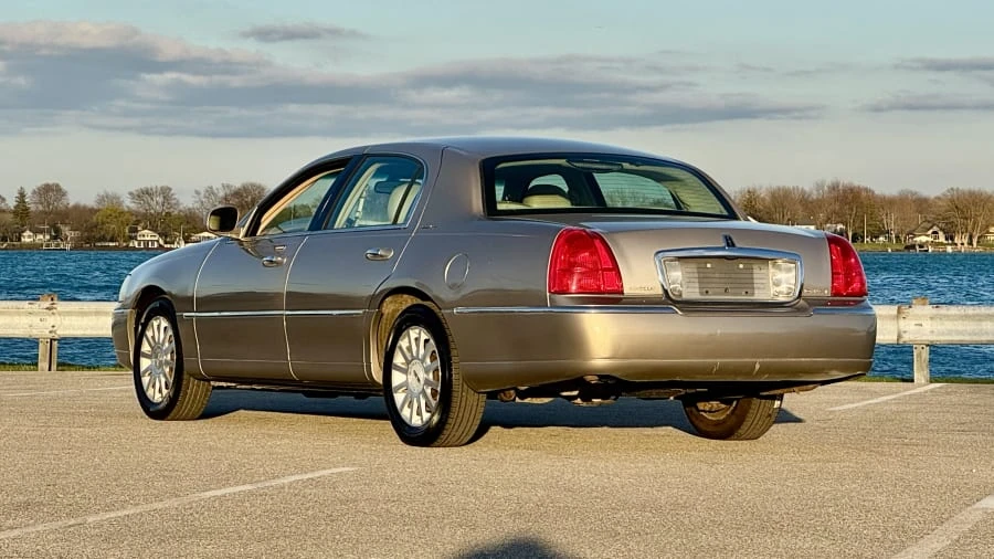 2003 Lincoln Town Car - Image 8 of 29
