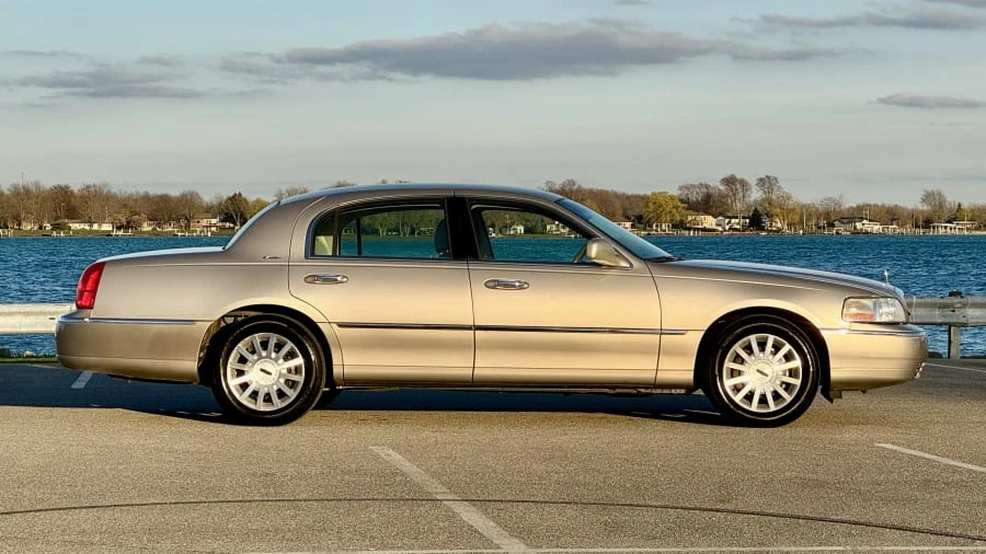 2003 Lincoln Town Car - Image 2 of 29