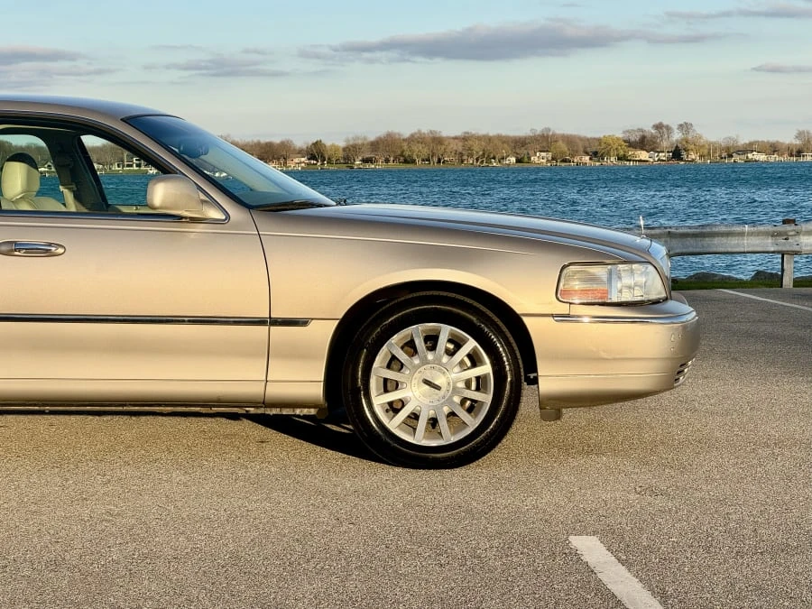 2003 Lincoln Town Car - Image 13 of 29