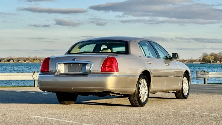 2003 Lincoln Town Car - Image 3 of 29