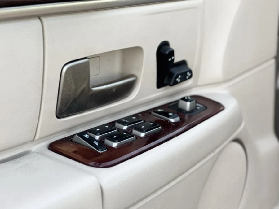 2003 Lincoln Town Car - Image 24 of 29