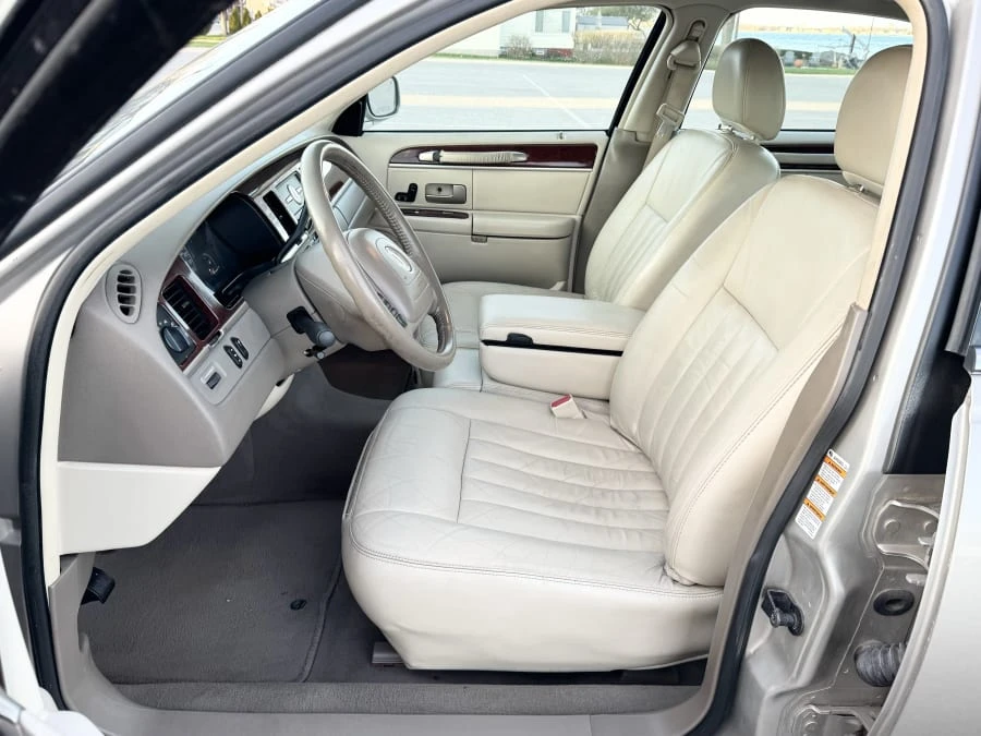 2003 Lincoln Town Car - Image 16 of 29