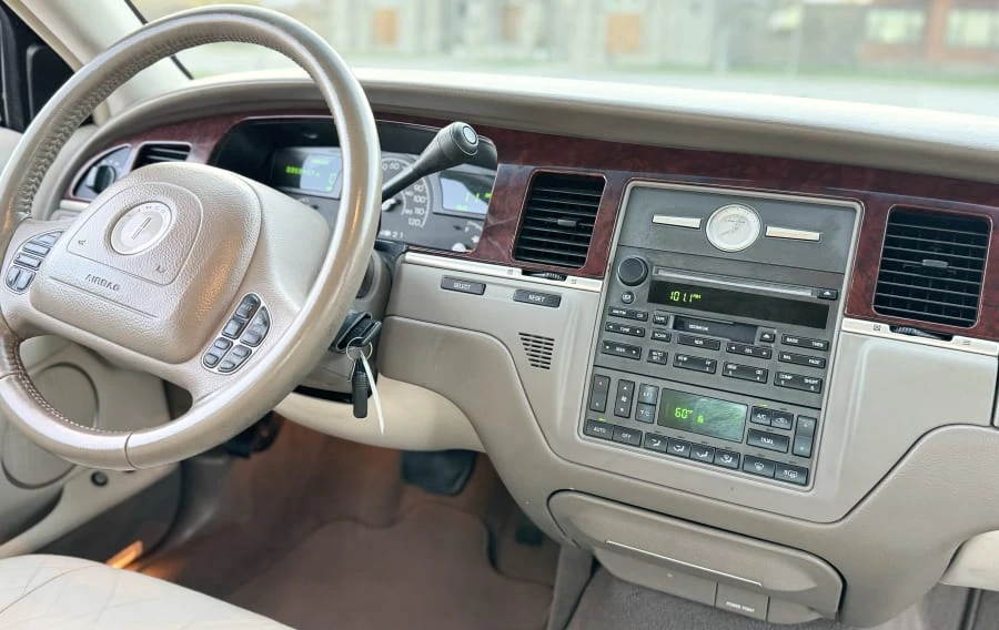 2003 Lincoln Town Car - Image 26 of 29