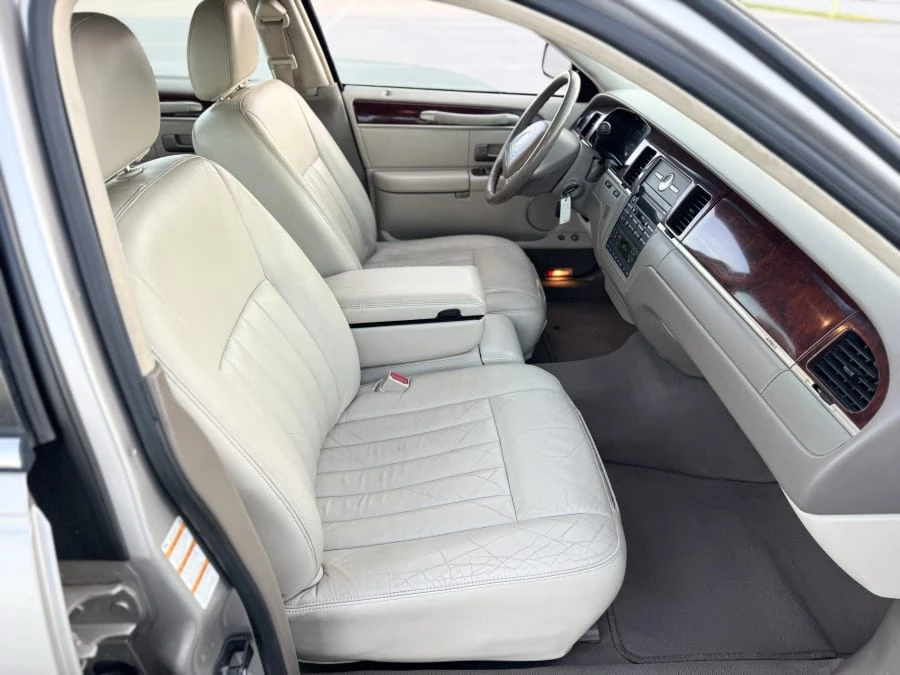 2003 Lincoln Town Car - Image 17 of 29