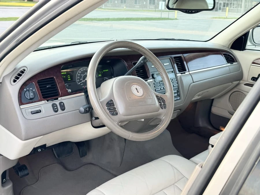 2003 Lincoln Town Car - Image 14 of 29