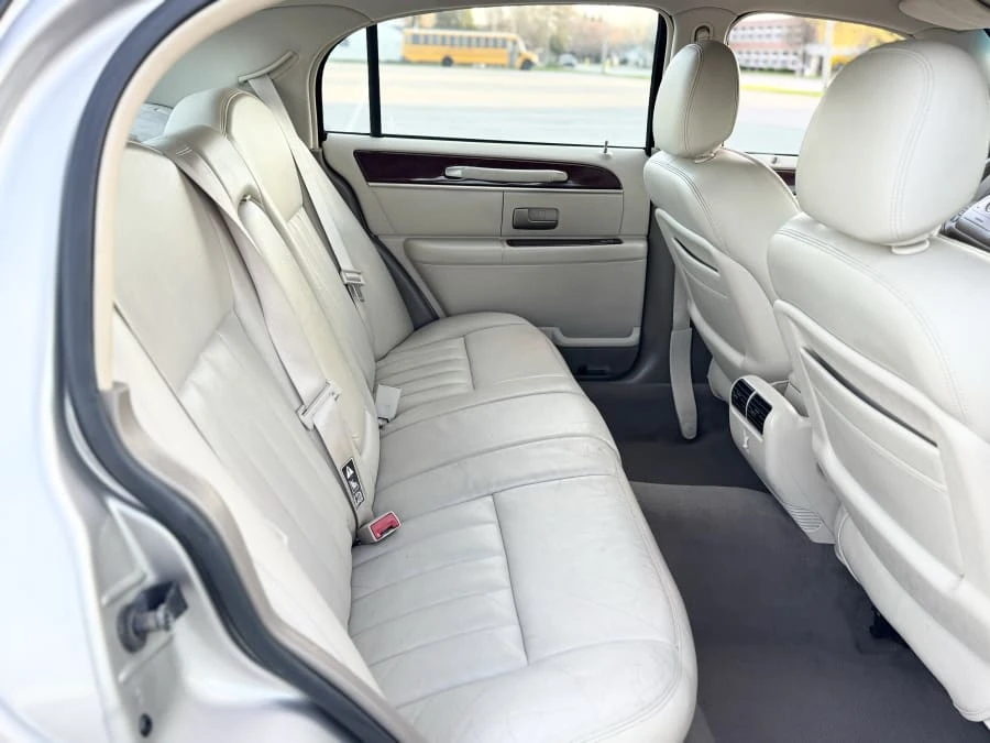 2003 Lincoln Town Car - Image 23 of 29