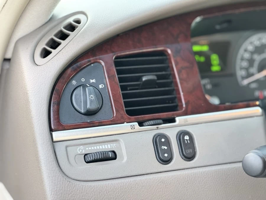 2003 Lincoln Town Car - Image 18 of 29