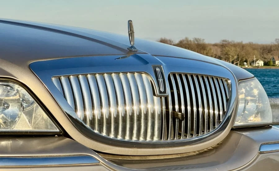2003 Lincoln Town Car - Image 9 of 29