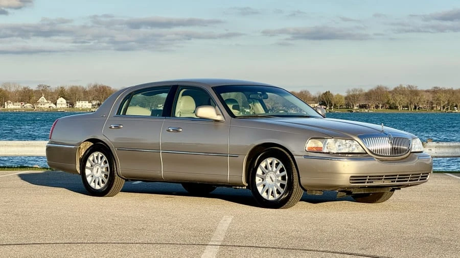 2003 Lincoln Town Car - Image 6 of 29