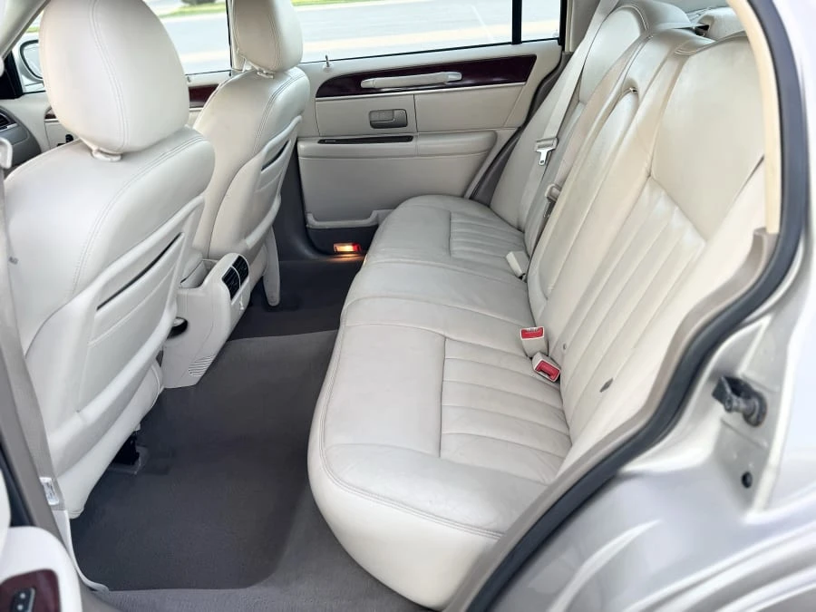 2003 Lincoln Town Car - Image 21 of 29
