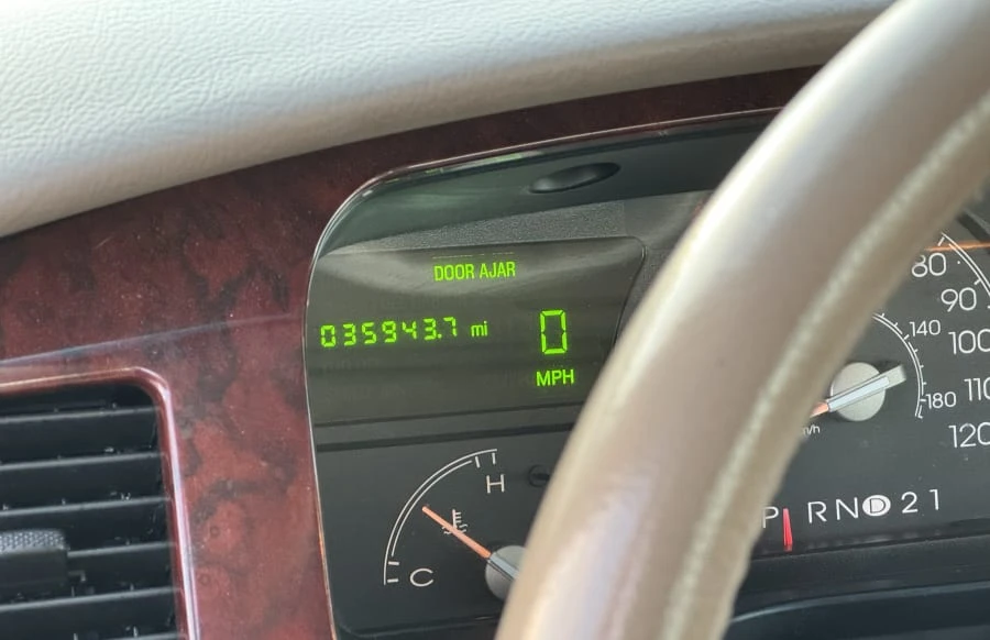 2003 Lincoln Town Car - Image 20 of 29