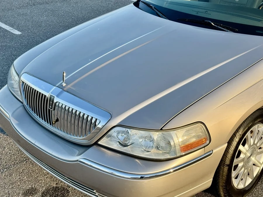 2003 Lincoln Town Car - Image 10 of 29