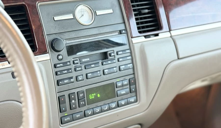 2003 Lincoln Town Car - Image 19 of 29
