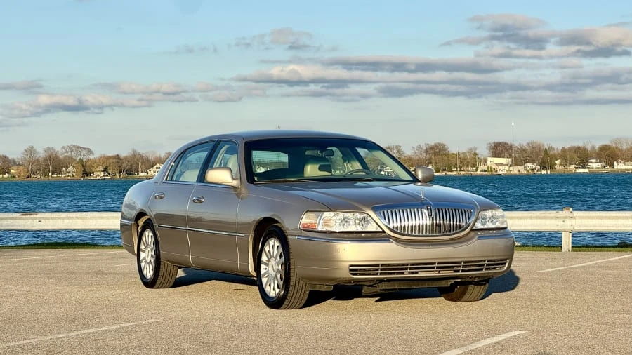 2003 Lincoln Town Car - Image 7 of 29