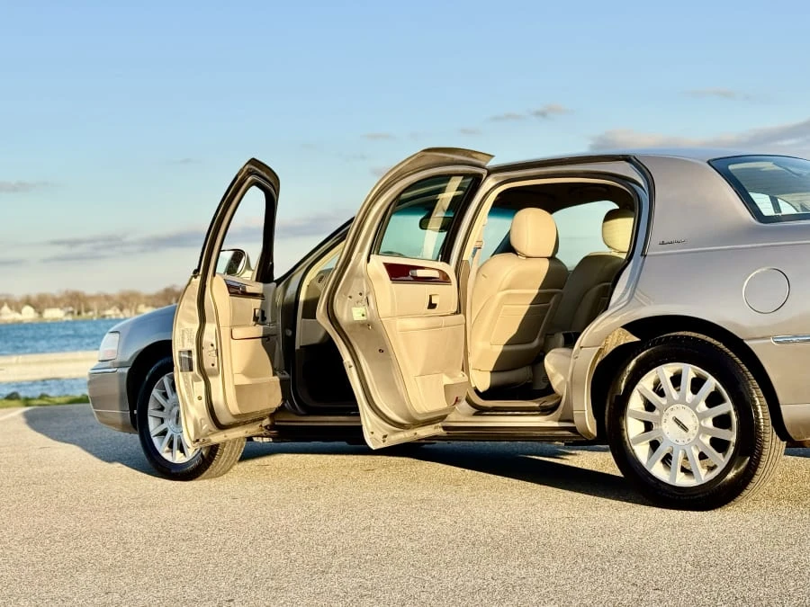 2003 Lincoln Town Car - Image 25 of 29