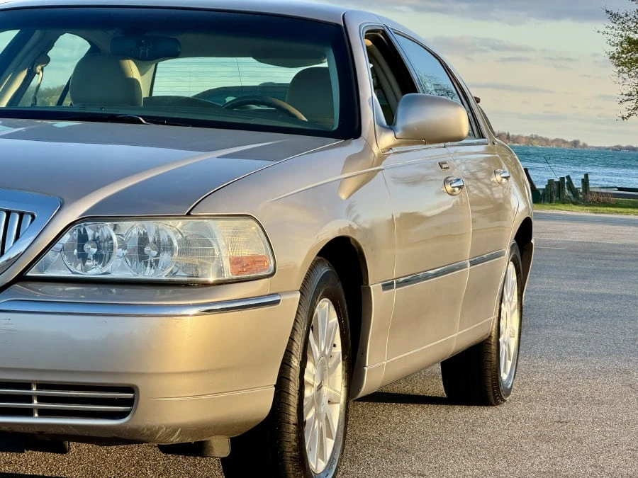 2003 Lincoln Town Car - Image 11 of 29