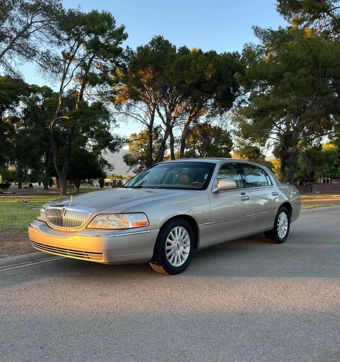 2003 Lincoln Town Car - Image 4 of 8
