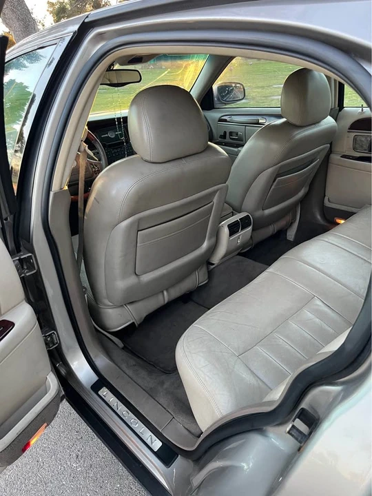 2003 Lincoln Town Car - Image 6 of 8