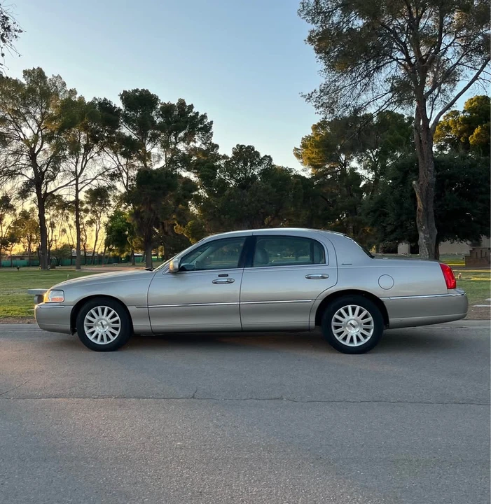 2003 Lincoln Town Car - Image 2 of 8