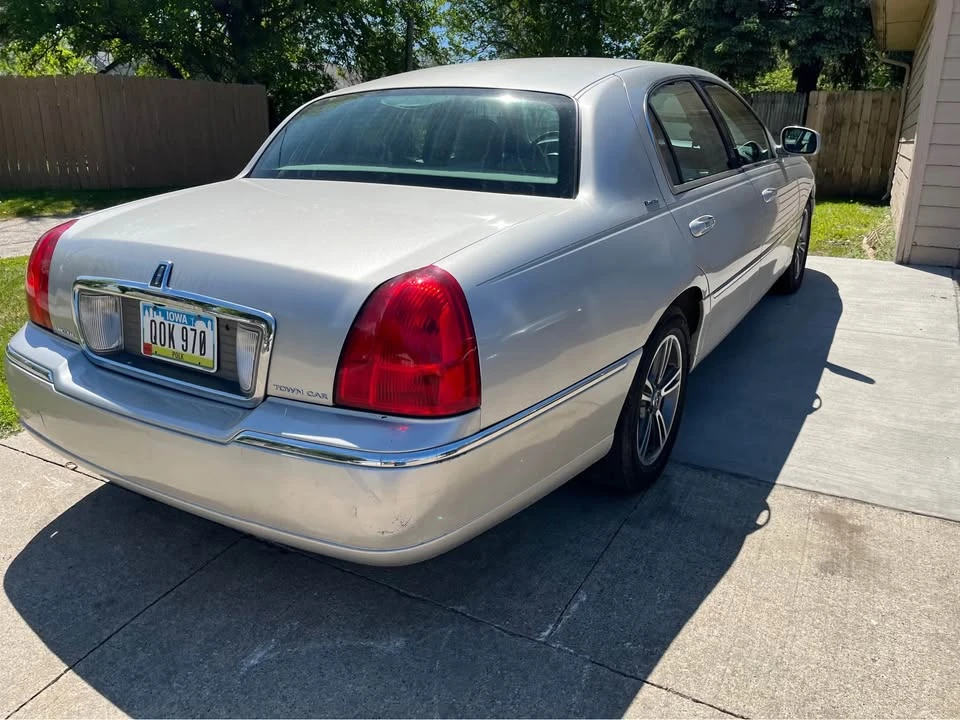 2003 Lincoln Town Car - Image 3 of 9