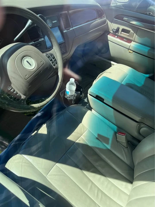 2003 Lincoln Town Car - Image 6 of 9