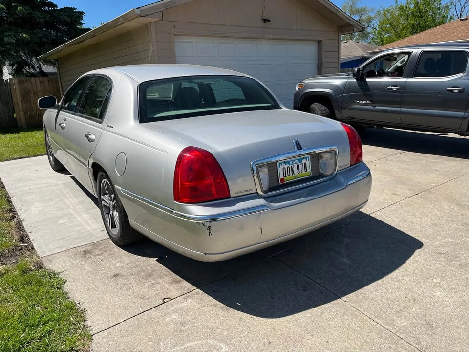 2003 Lincoln Town Car - Image 4 of 9