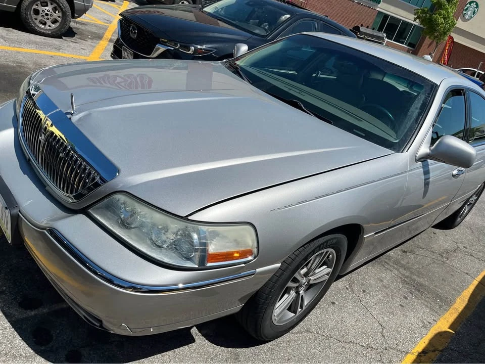 2003 Lincoln Town Car - Image 2 of 9