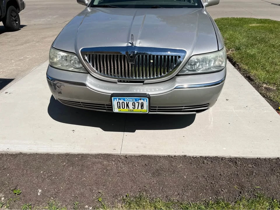 2003 Lincoln Town Car - Image 5 of 9