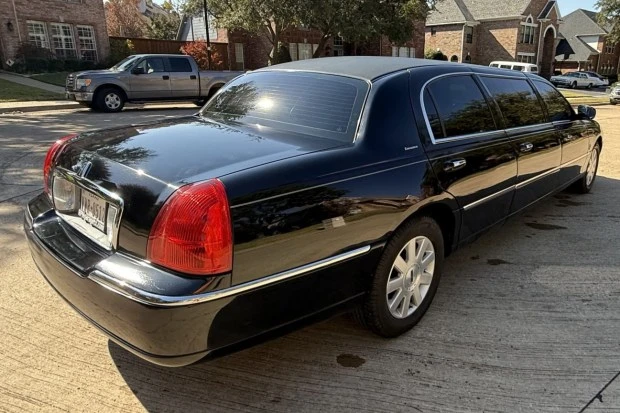 2003 Lincoln Town Car - Image 2 of 8