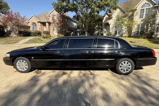2003 Lincoln Town Car - Image 3 of 8