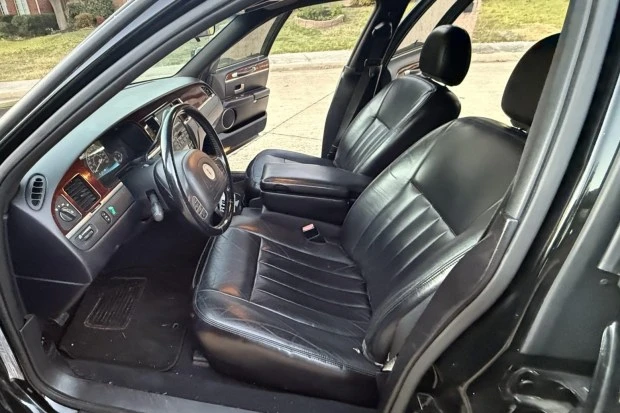 2003 Lincoln Town Car - Image 4 of 8
