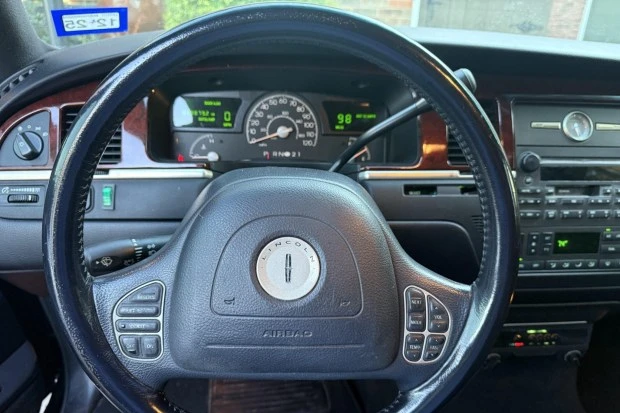 2003 Lincoln Town Car - Image 6 of 8