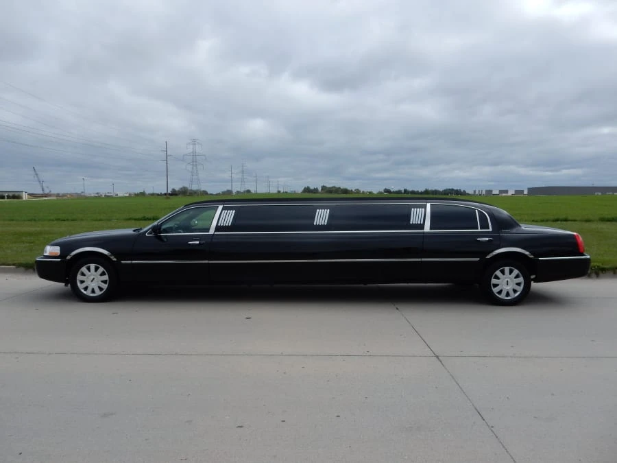 2003 Lincoln Town Car - Image 2 of 7