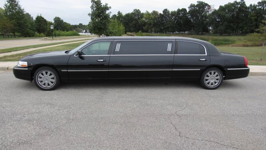 2003 Lincoln Town Car - Image 2 of 9