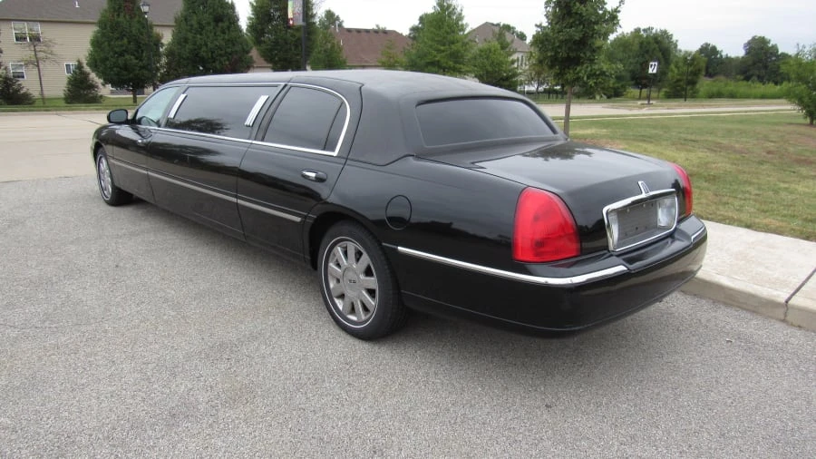 2003 Lincoln Town Car - Image 3 of 9