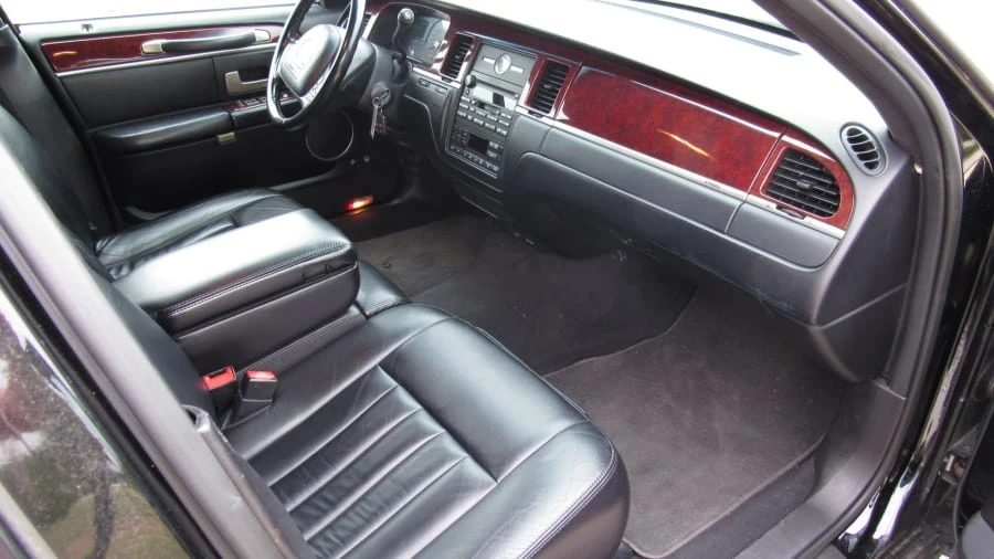 2003 Lincoln Town Car - Image 9 of 9