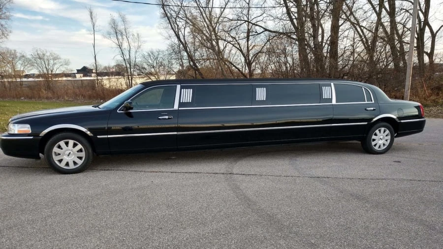2003 Lincoln Town Car - Image 2 of 2
