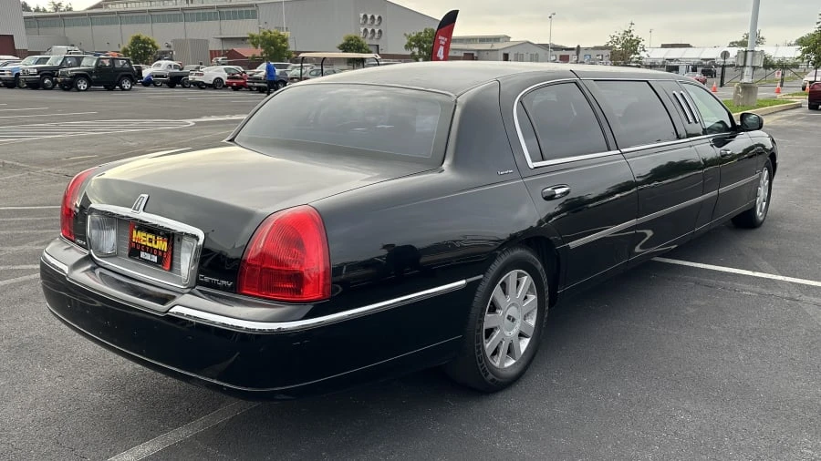 2003 Lincoln Town Car - Image 2 of 8