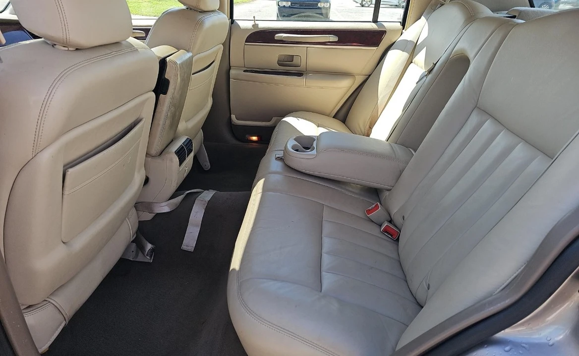 2003 Lincoln Town Car - Image 9 of 13