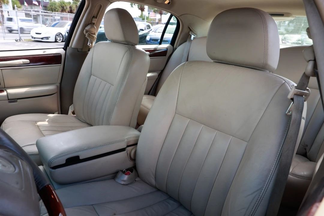 2003 Lincoln Town Car - Image 6 of 12