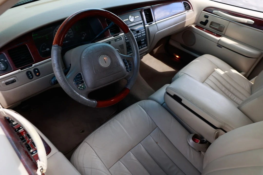2003 Lincoln Town Car - Image 4 of 12