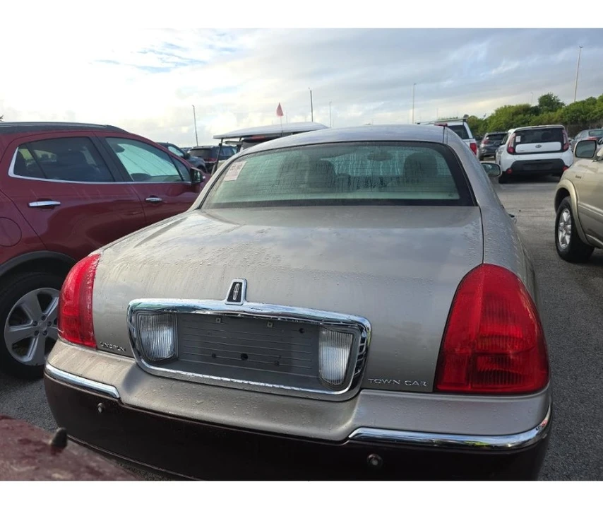 2003 Lincoln Town Car - Image 4 of 13